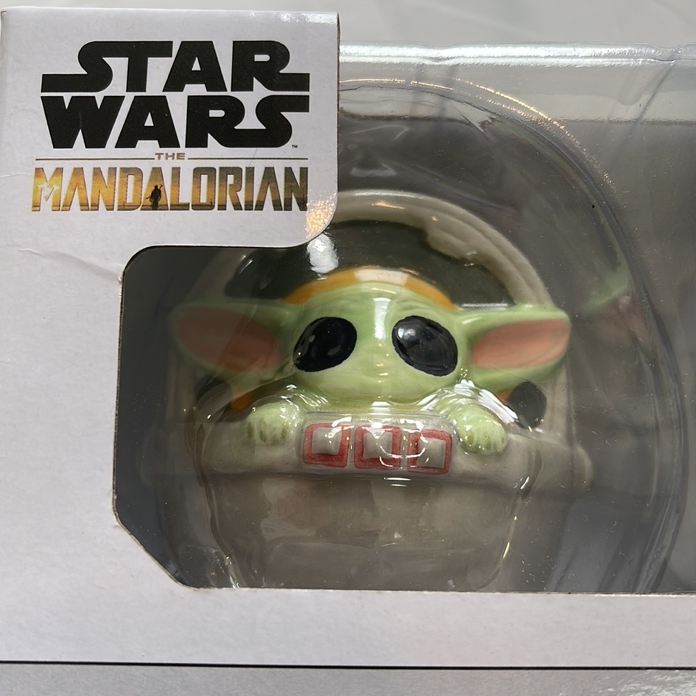 Star Wars the Mandalorian ceramic salt and paper shakers - Picture 2 of 5